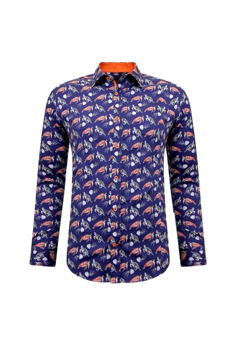 Langärmlig shirt met een marineblauwe achtergrond, voorzien van een kleurrijk patroon van kreeften en schelpen. Oranje accent op de kraag en knopen.