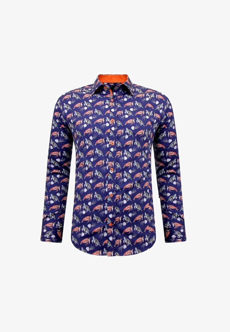 Langärmlig shirt met een marineblauwe achtergrond, voorzien van een kleurrijk patroon van kreeften en schelpen. Oranje accent op de kraag en knopen.