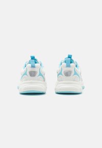 Baskets de sport blanches et bleu clair avec un dessus en maille texturée, des accents contrastants et une semelle en caoutchouc durable ; languettes au talon pour un enfilage facile.