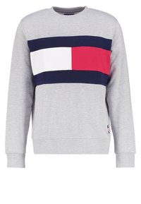 Felpa grigia realizzata in un mix di cotone, con un design orizzontale caratterizzato da strisce blu navy, bianche e rosse sulla parte anteriore. Polsini e orlo a costine.