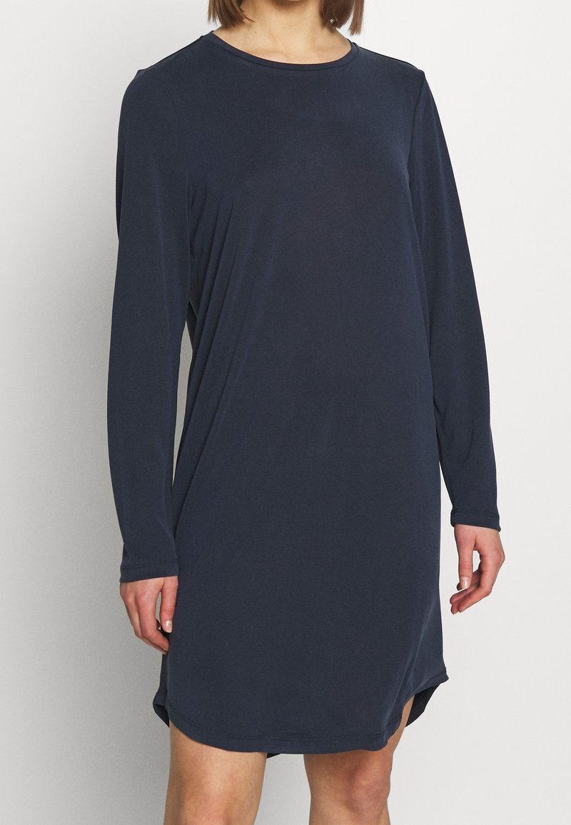 Marineblaues Langarmkleid, weicher Stoff, runder Ausschnitt, lockere Passform, seitliche Schlitze bis zum Oberschenkel, gerader Saum. Geeignet für legere Anlässe.