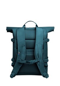 Sac à dos enroulable teal avec un dos en maille rembourré, des bretelles ajustables et des boucles latérales. Comprend une poignée supérieure et des détails contrastés.
