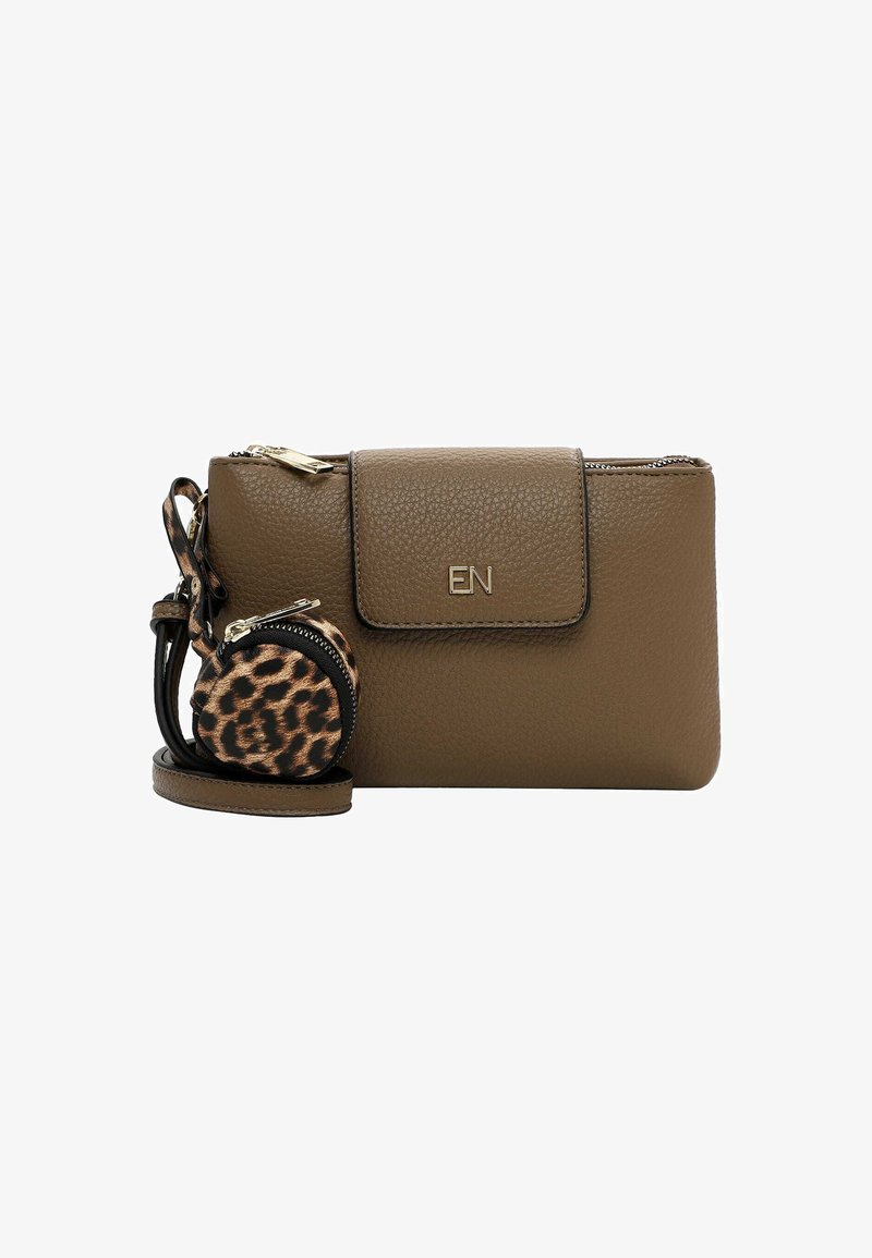 Borsa a tracolla in pelle marrone con texture, dotata di chiusura a patta, con una pochette portamonete staccabile con stampa leopardata e accenti in metallo dorato.