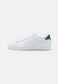 Sneaker bianco in pelle sintetica con un accento turchese sul tallone. Presenta lacci, una suola texturizzata e un logo dorato sul lato.
