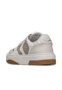 Sneakers bianchi con un motivo beige testurizzato sui lati, suola in gomma con finitura color gomma e tomaia in pelle liscia.