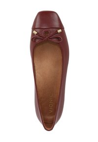 Ballerine in pelle bordeaux con punta arrotondata e un piccolo dettaglio a fiocco. Texture liscia con inserti in metallo dorato all'interno.