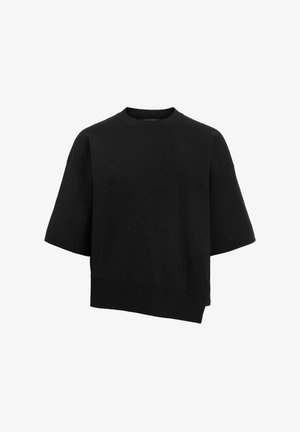 Sudadera corta negra, fabricada con un tejido suave, que presenta mangas cortas, cuello redondo y un dobladillo acanalado con un corte asimétrico.