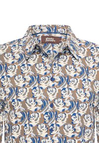 Camisa de manga corta en marrón con un patrón de rosas azules y blancas, que presenta un cuello abotonado y botones azules. La tela parece texturizada.