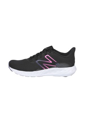 Zapatilla deportiva negra para correr con suela blanca y logo rosa de New Balance en el lateral, parte superior de malla y cierre con cordones.