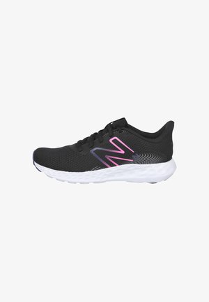 Zapatilla deportiva negra para correr con suela blanca y logo rosa de New Balance en el lateral, parte superior de malla y cierre con cordones.