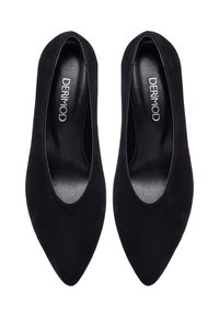 Des ballerines en suede noir à bout pointu, avec une coupe basse et une doublure intérieure lisse, logo de la marque distinct visible sur la semelle intérieure.