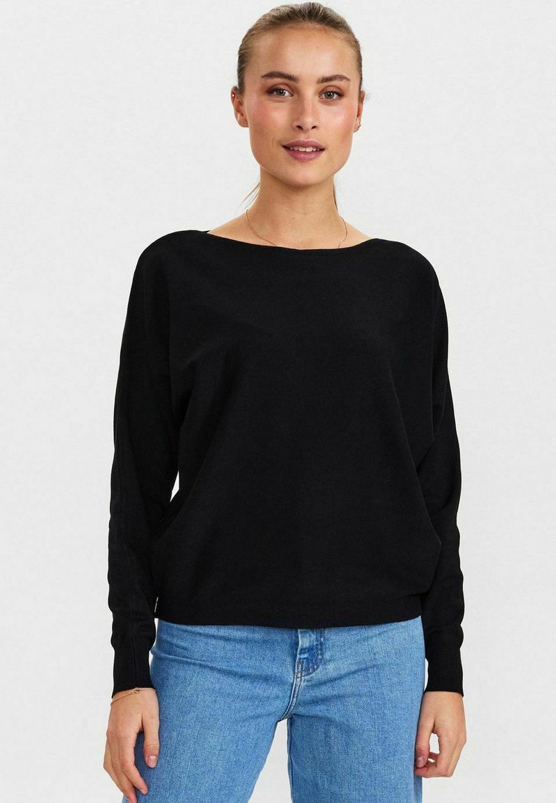 Maglione nero a maniche lunghe con ampio scollo a barca, realizzato in tessuto morbido, abbinato a jeans azzurri chiari, con vestibilità comoda e design minimal.