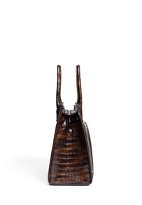Sac à main en cuir embossé crocodile marron avec deux poignées droites, une fermeture éclair et une surface texturée. Design de corps en forme de triangle.