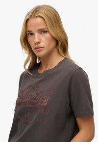 Superdry & Co VINTAGE LOGO RELAXED - Camiseta estampada - bison black