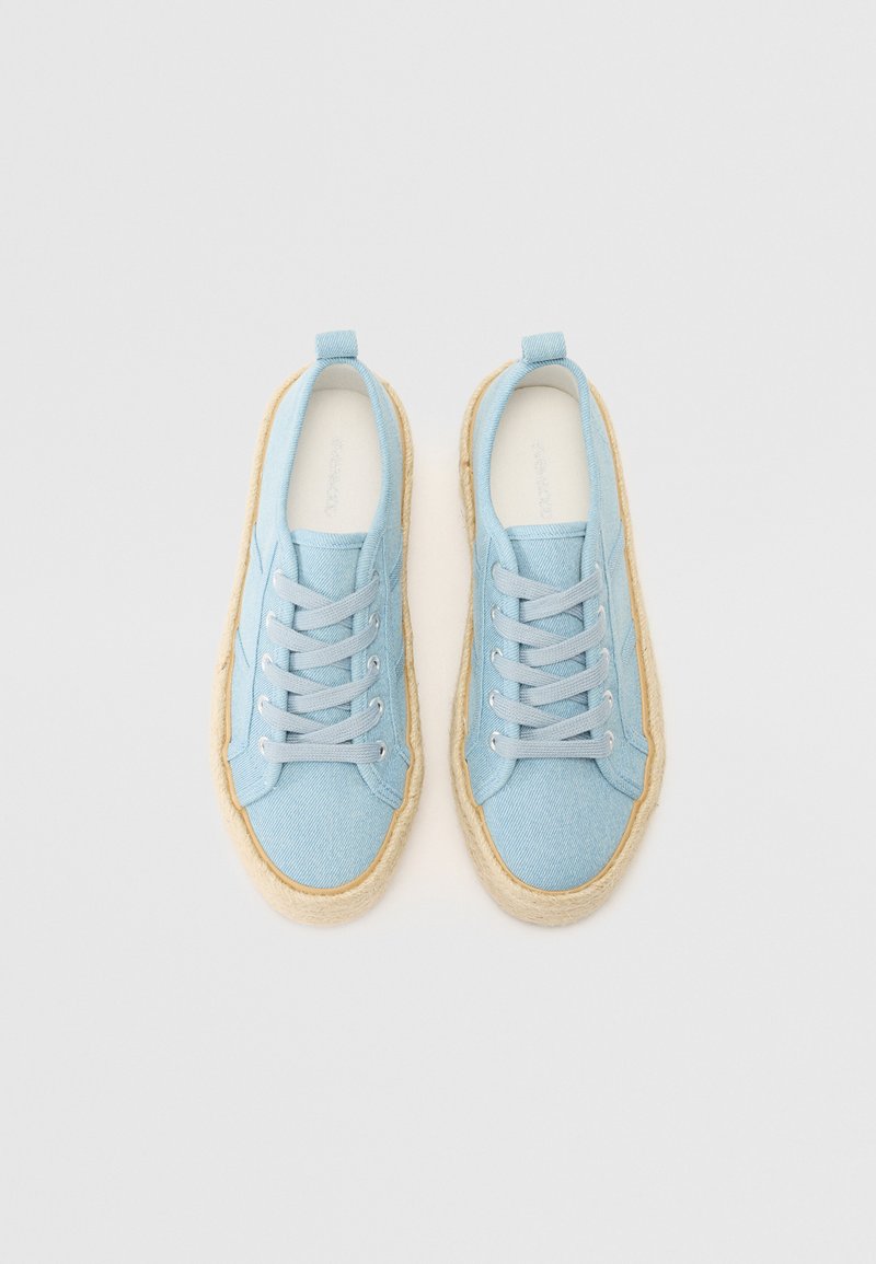 Sneakers in tela blu chiaro con tomaia testurizzata, chiusura con lacci e suola in juta naturale, dotate di un'etichetta sul tallone per una facile calzata.