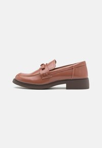 Bruna läderloafers med rundad tå, dekorativ remdetalj och låg klack, som har en slät yta och kontrasterande sula.