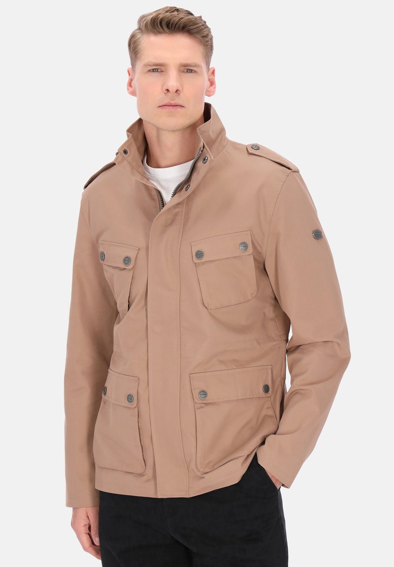 Beige jakke med høj krave, lynlåslukning, fire forlommer og knapdetaljer. Glat stof med en struktureret pasform.