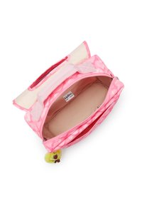 Sac à motifs roses avec un intérieur rose clair, fermeture éclair, poignées doubles et un petit charme duveteux attaché. L'intérieur est spacieux et doublé.