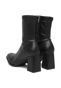 Čierne kožené ankle boots s hranatými blokovými opätkami, so zipsom na zadnej strane, hladkou textúrou a priliehavým dizajnom.