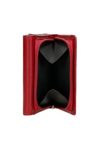 Rood leren portemonnee met een gladde afwerking, voorzien van een zwart stoffen interieur en een ritssluiting. Inclusief twee compartimenten voor opbergruimte.