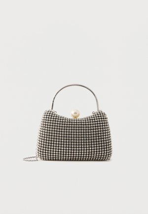 Petit sac à main avec motif à carreaux argenté, poignée incurvée, grande fermeture à perle et une fine bandoulière en chaîne argentée sur un fond uni.