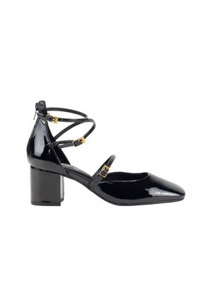 Zapatos de charol negro con tacones de bloque y punta afilada, que cuentan con correas en el tobillo y hebillas en tono dorado. Textura suave y diseño minimalista.
