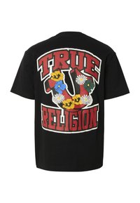 Černé tričko s velkým červeným nápisem "TRUE RELIGION", červeným podkovou a barevnými květinami včetně žluté, modré, bílé a zelené na zádech.