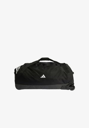 Musta matkalaukku pyörillä, jossa on teksturoitu kangas, tukevat kahvat ja kolme valkoista raitaa yhdellä sivulla; tyylikäs, tilava muotoilu.