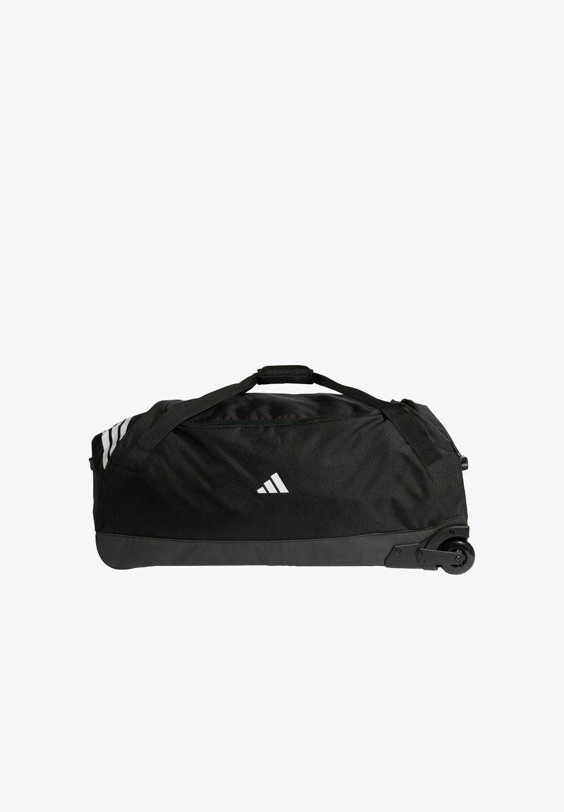 Bolsa de viaje negra con ruedas, que presenta un tejido texturizado, asas resistentes y tres rayas blancas en un lado; diseño elegante y espacioso.