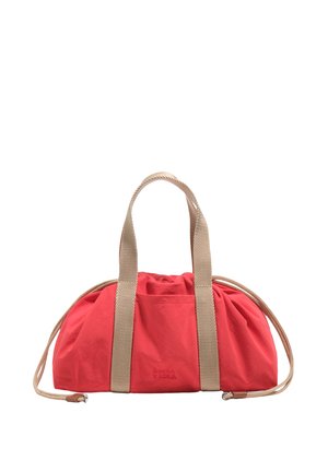 Bolso de tela suave roja con asas anchas beige y cierre de cordón, que muestra una discreta marca "BIMBA Y LOLA" en el frontal.