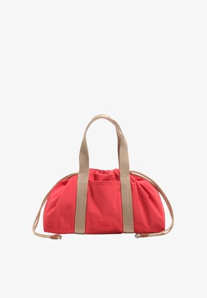 Bolso de tela suave roja con asas anchas beige y cierre de cordón, que muestra una discreta marca "BIMBA Y LOLA" en el frontal.