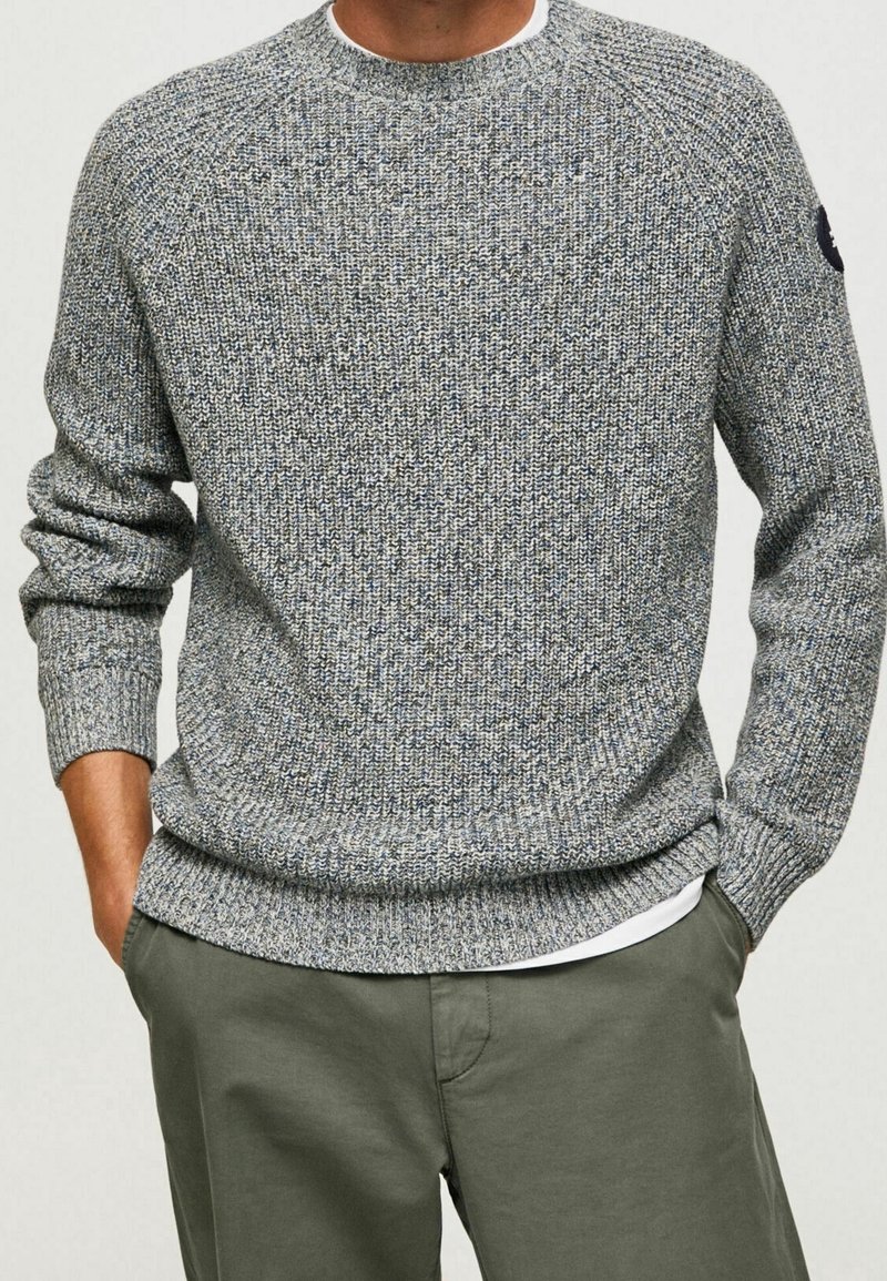 Grauer Strickpullover mit strukturiertem Muster, gerippten Bündchen und Saum, mit einem runden Ausschnitt und einem kontrastierenden blauen Akzent am Ärmel.
