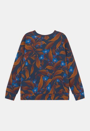 Sweat-shirt bleu foncé avec un motif de feuilles orange-brun et de fleurs bleu vif partout, doté de manches longues et d'un col rond.