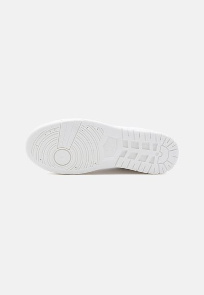 Witte sneakersole met cirkelvormige en rechthoekige profielpatronen, horizontaal weergegeven tegen een effen witte achtergrond.