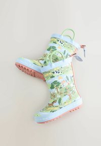 Zaļas gumijas lietus zābaki ar rotaļīgu lauku tēmas rakstu, zilu apmali, rozā zoli un divām rokturiem ērtai uzvilkšanai. Teksturēti zolīši labākai saķerei.