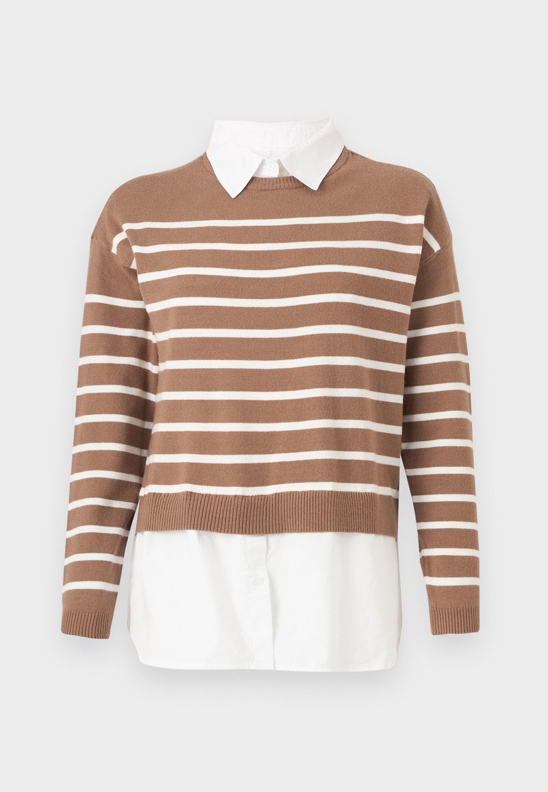 Maglione a righe orizzontali marroni e bianchi indossato sopra una camicia bianca con colletto e bottoni, esposto su uno sfondo bianco.