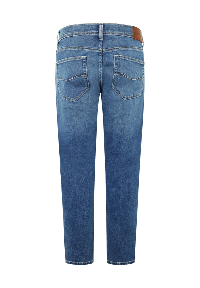 Jeans de mezclilla azul con un corte recto, que cuentan con dos bolsillos traseros, un parche de piel marrón en la cinturilla y un leve desgaste cerca de los dobladillos.