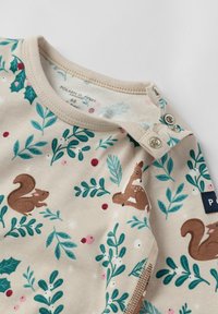 Beige puuvillabody, jossa on metsäeläinten kuviointi oravien ja lehtien kanssa, varustettuna nappisuljentaolla olkapäällä ja tarralla.