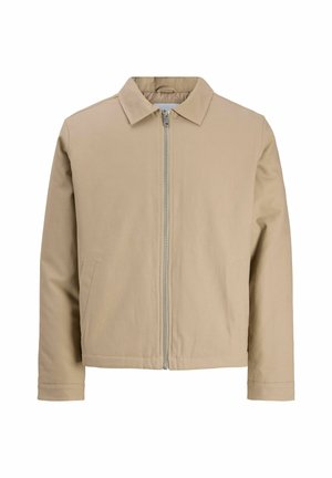 Chaqueta corta beige hecha de tejido suave, con cuello tipo solapa, cierre frontal y dos bolsillos laterales. Diseño simple y líneas limpias.