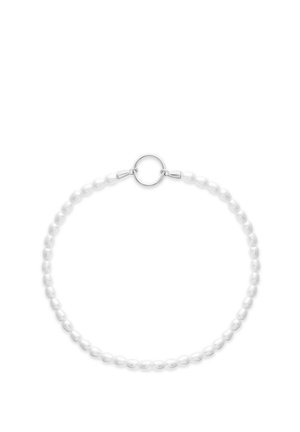 Zartes Armband mit gleichmäßig verteilten kleinen weißen Perlen und einem einfachen silbernen runden Verschluss auf einfarbigem Hintergrund.