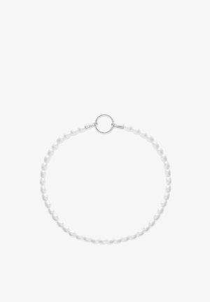 Delikat armbånd med jævnt fordelte små hvide perler og en simpel sølv cirkulær lås på en ensfarvet baggrund.