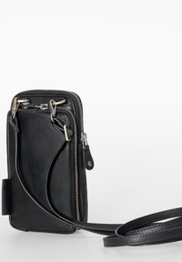 Schwarze Lederhandtasche mit Reißverschluss, gewölbtem Design und verstellbarem Tragegurt. Verfügt über Hardware in Silberoptik und eine glatte Textur.