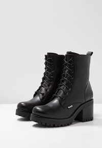 Dockers by Gerli Botki na platformie