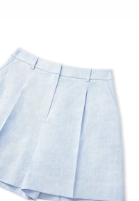 Jasnoniebieska lniana spódnica plisowana o gładkiej fakturze, z płaskim pasem w talii i bocznymi kieszeniami dla większej praktyczności.
