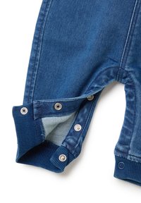 Jeans-Latzhose in Mittelblau mit metallenen Druckknöpfen und gerippten Bündchen. Verfügt über ein weiches Innenfutter und ein sauberes, praktisches Design.