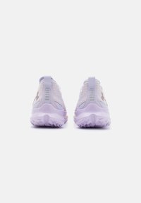 Lilac sport schoenen met een textuur mesh bovenkant, opvallende hiel lussen en een gemarmerde rubberen zool voor grip en ondersteuning.