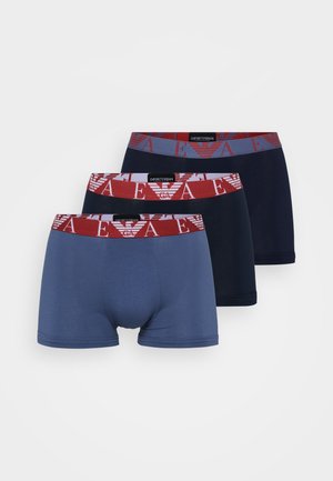 Herren Boxershorts, im Dreierpack. Farben: Marineblau, Hellblau, Dunkelblau. Elastische Taillenbünde mit rot-blauen Logomustern. Weicher Baumwollmix.