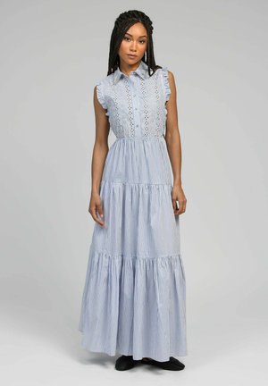 Robe maxi rayée bleue et blanche avec un bodice ajusté, des détails de manches à volants, un devant à boutons et une jupe à volants. Tissu en coton, design décontracté.