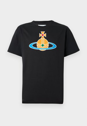 Czarny bawełniany T-shirt z centralnym nadrukiem przedstawiającym planetę z pierścieniami w kolorach pomarańczowym i niebieskim oraz elementami dekoracyjnymi. Okrągły dekolt.