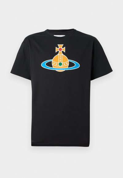 Μαύρο βαμβακερό T-shirt με κεντρικό γραφικό σχέδιο ενός πλανήτη με δαχτυλίδια, σε πορτοκαλί και μπλε χρώματα, με διακοσμητικά στοιχεία. Στρογγυλή λαιμόκοψη.